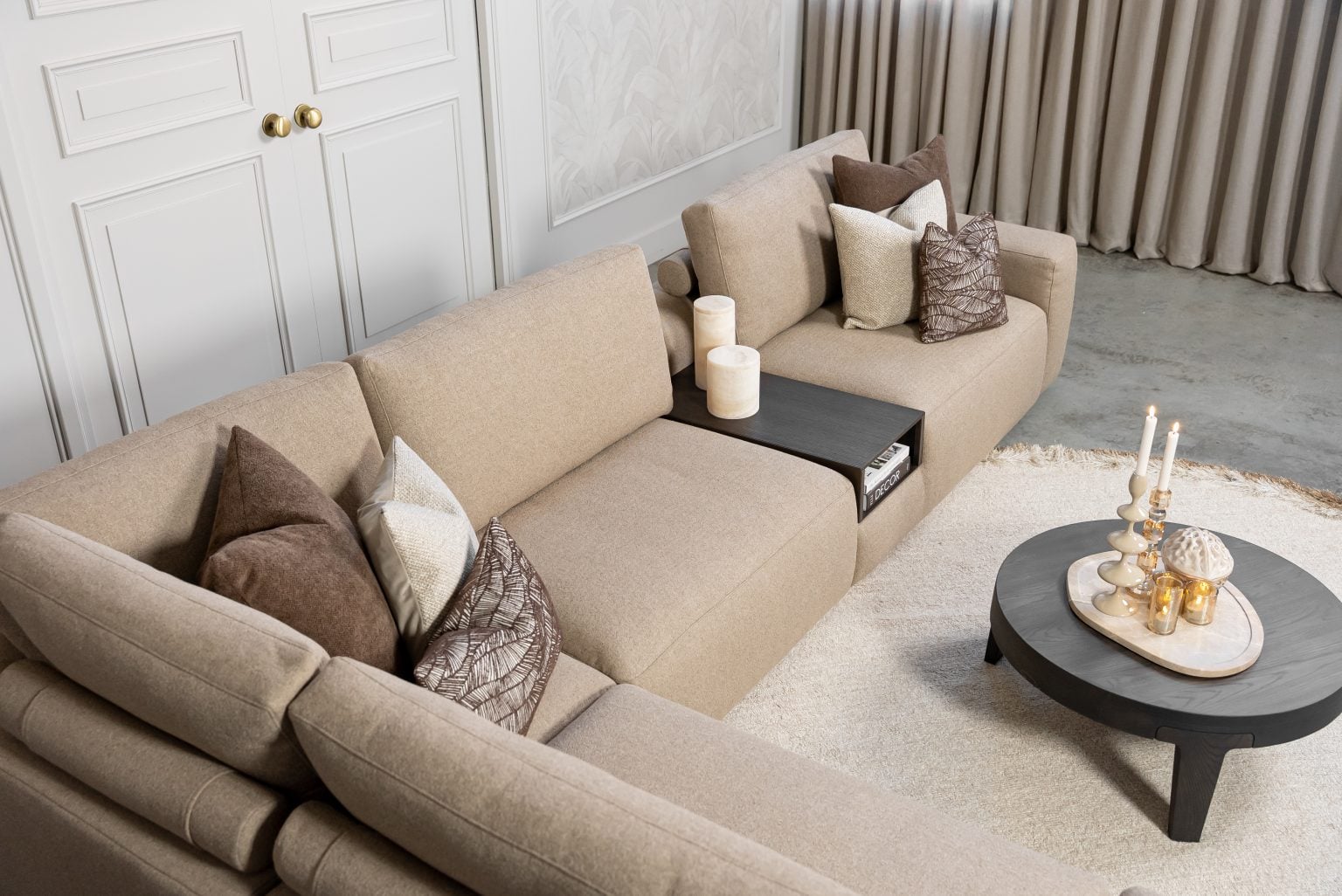 Hoekbank Nova in stof Glory Mocca 13, uitgevoerd in een ruime hoekopstelling met zachte rugkussens, brede armleuningen en een modern, comfortabel design.