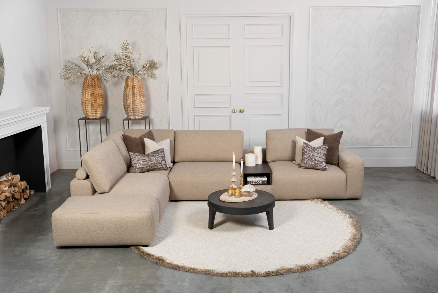 Hoekbank Nova in stof Glory Mocca 13, uitgevoerd in een ruime hoekopstelling met zachte rugkussens, brede armleuningen en een modern, comfortabel design.