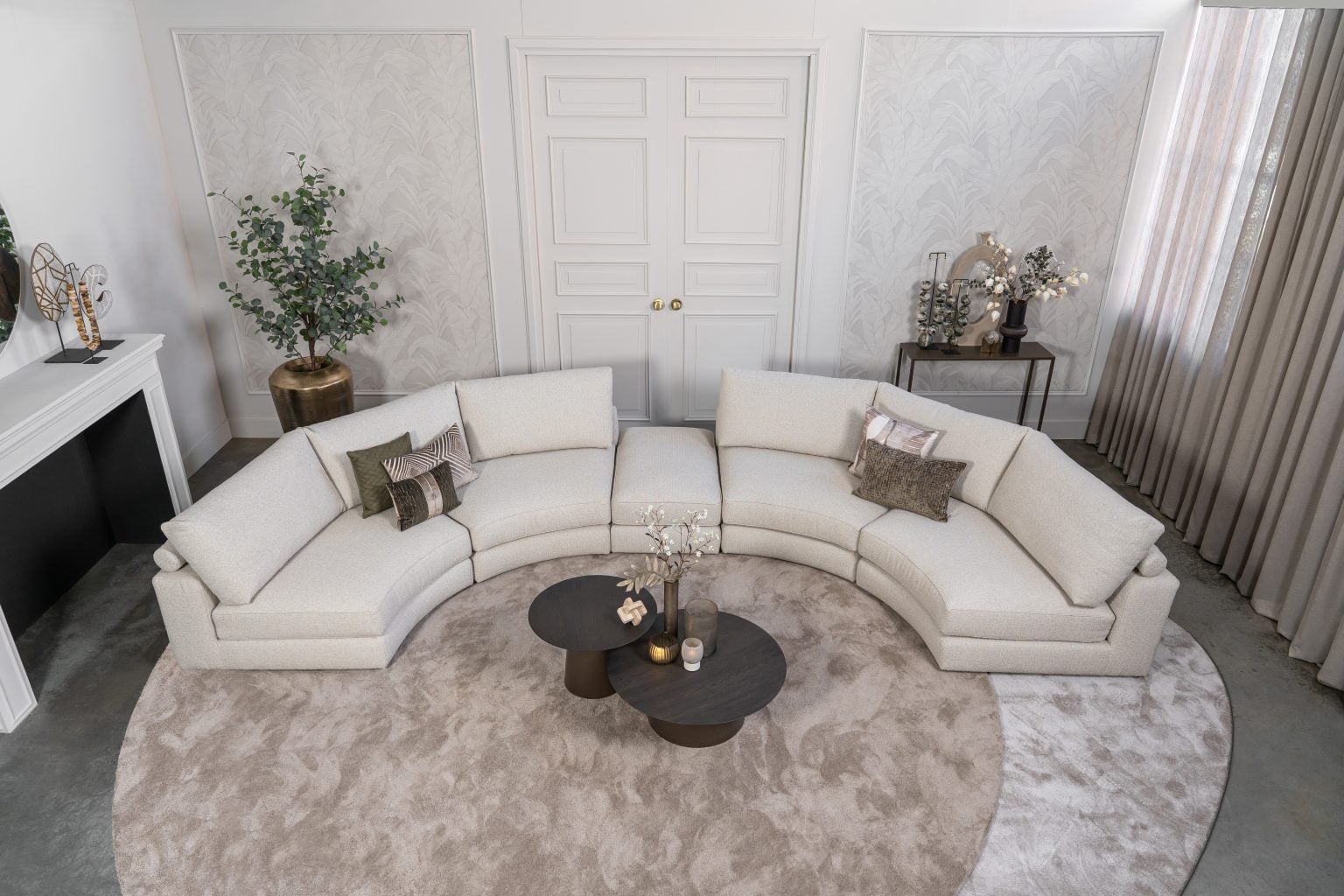 Beige hoekbank met ronde elementen. Een elementenbank die veelzijdig en comfortabel is. Afgestyled met natuurlijk en bruine woonaccessoires.