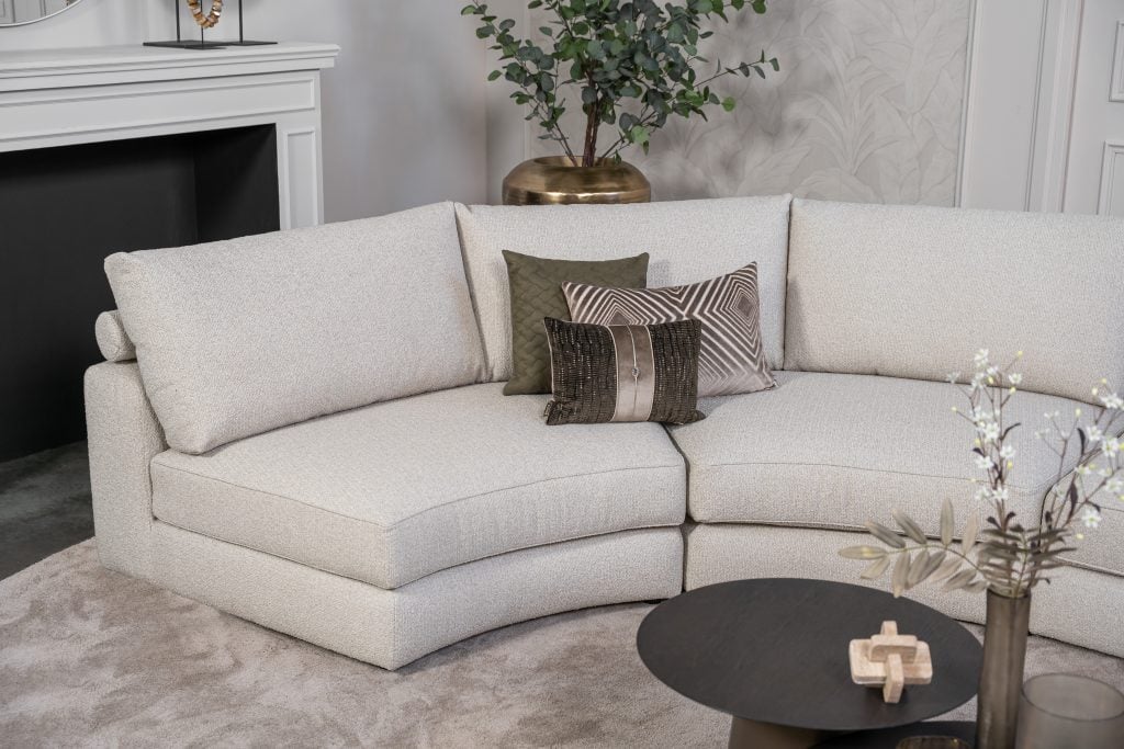 Beige hoekbank met ronde elementen. Een elementenbank die veelzijdig en comfortabel is. Afgestyled met natuurlijk en bruine woonaccessoires.