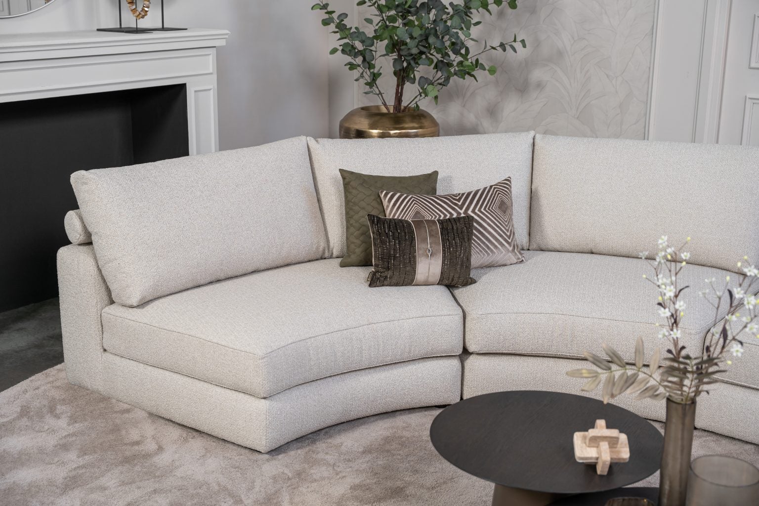 Beige hoekbank met ronde elementen. Een elementenbank die veelzijdig en comfortabel is. Afgestyled met natuurlijk en bruine woonaccessoires.