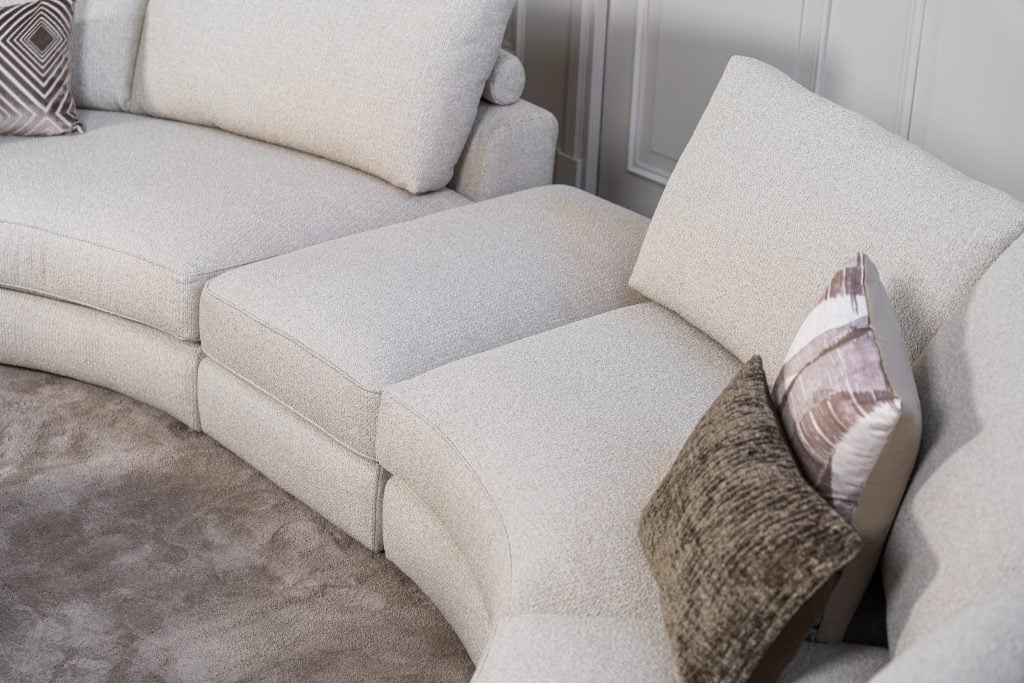 Beige hoekbank met ronde elementen. Een elementenbank die veelzijdig en comfortabel is. Afgestyled met natuurlijk en bruine woonaccessoires.