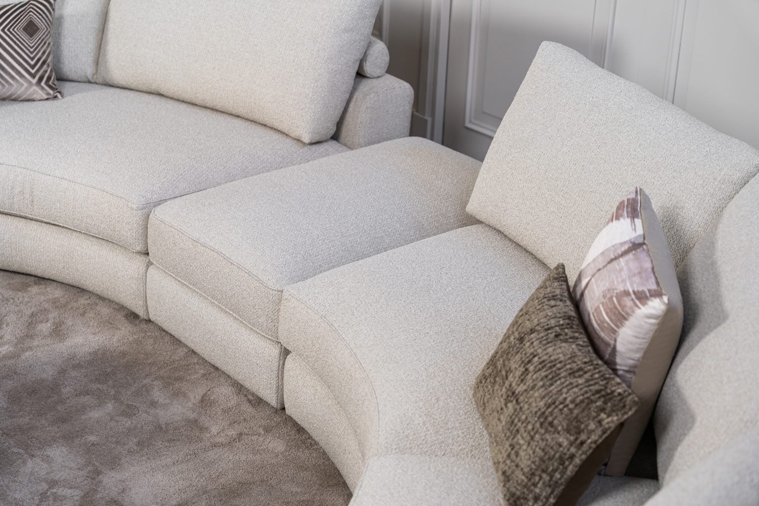 Beige hoekbank met ronde elementen. Een elementenbank die veelzijdig en comfortabel is. Afgestyled met natuurlijk en bruine woonaccessoires.
