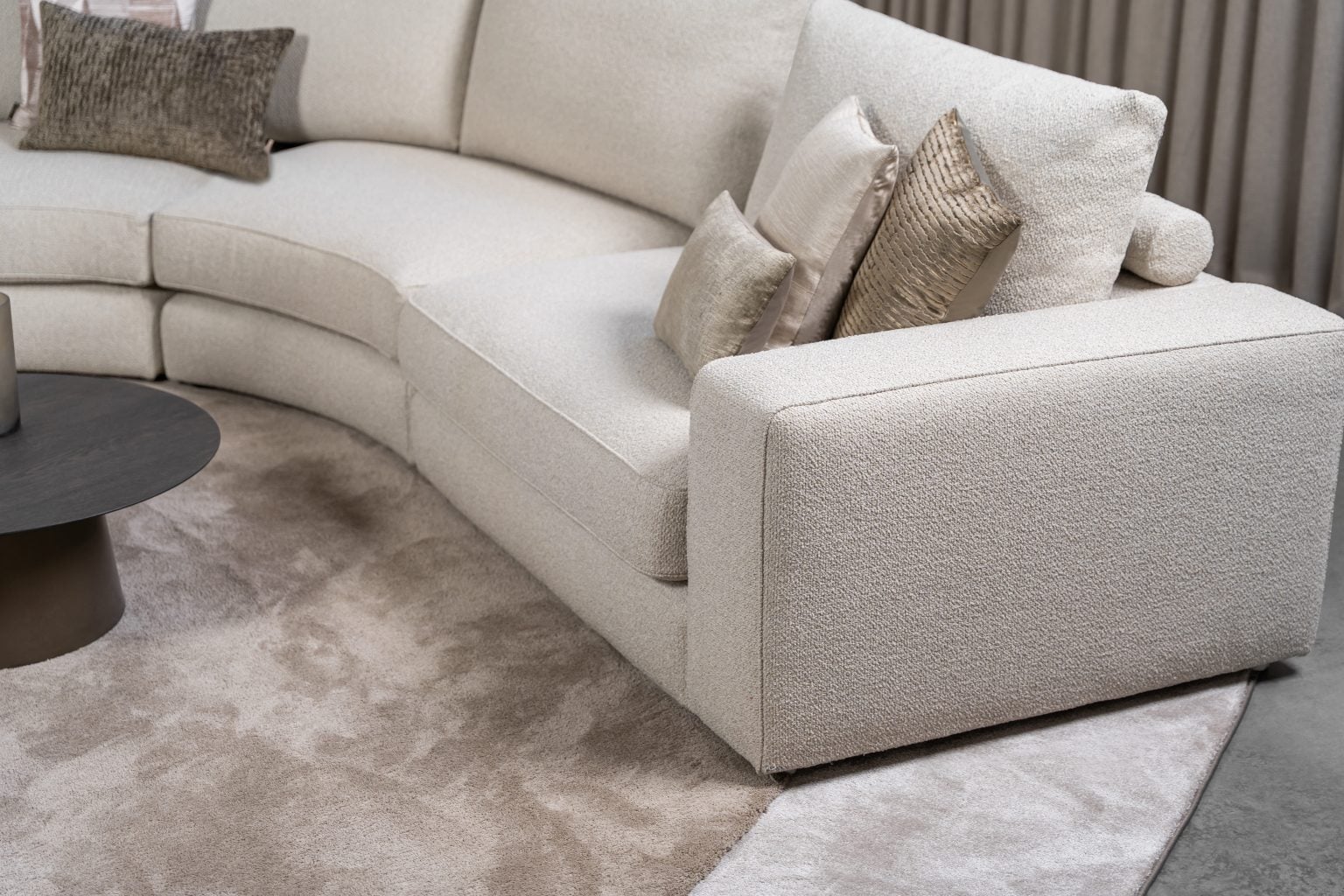 Beige hoekbank met ronde elementen. Een elementenbank die veelzijdig en comfortabel is. Afgestyled met natuurlijk en bruine woonaccessoires.