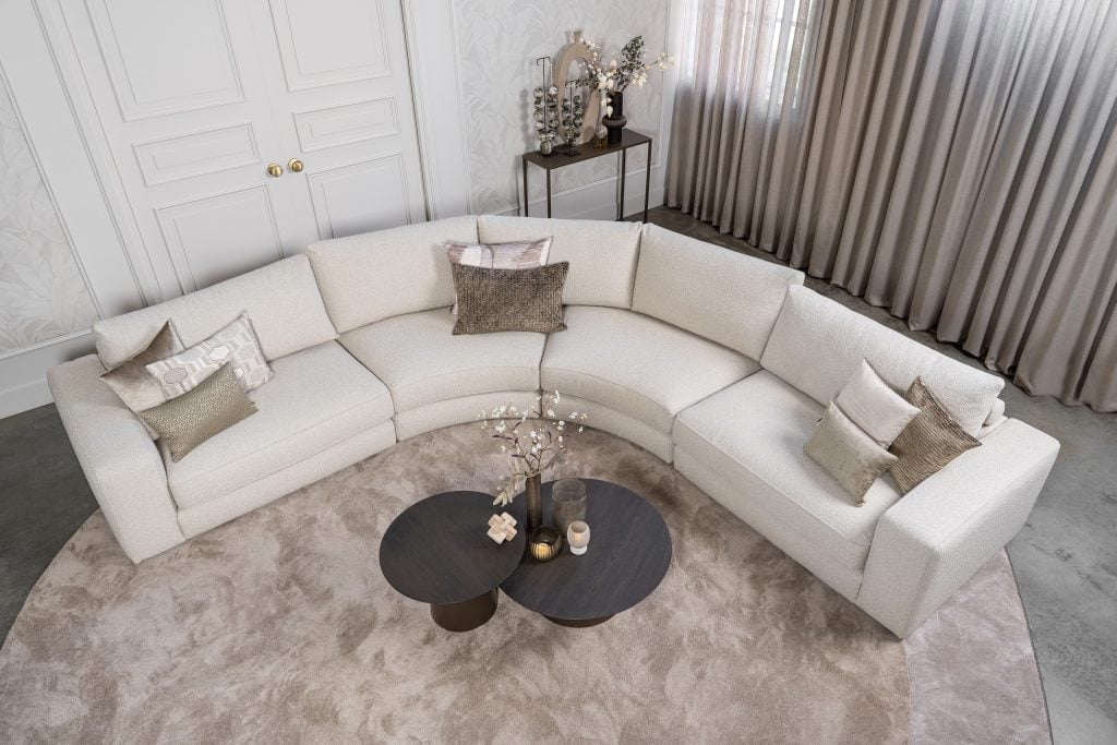 Beige hoekbank met ronde elementen. Een elementenbank die veelzijdig en comfortabel is. Afgestyled met natuurlijk en bruine woonaccessoires.