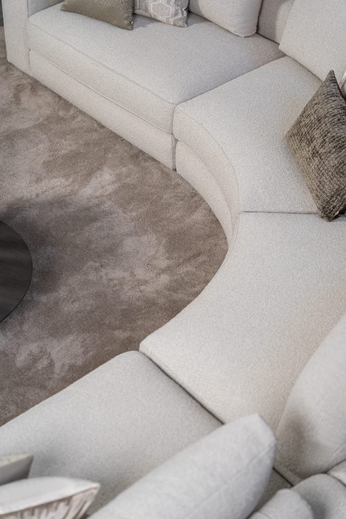 Beige hoekbank met ronde elementen. Een elementenbank die veelzijdig en comfortabel is. Afgestyled met natuurlijk en bruine woonaccessoires.