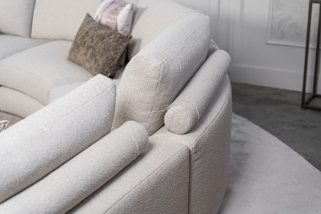 Beige hoekbank met ronde elementen. Een elementenbank die veelzijdig en comfortabel is. Afgestyled met natuurlijk en bruine woonaccessoires.