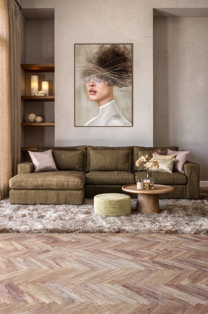 Room108 Annabelle hoekbank met longchair in stof Crisp Olive 053 in een warm en sfeervol interieur.