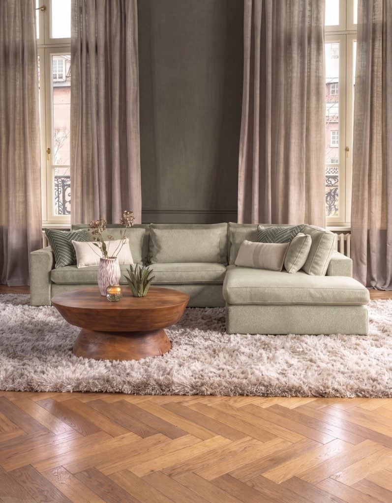 Room108 Annabelle hoekbank met ottomane in stof Pebble Sage in een stijlvol en licht interieur.