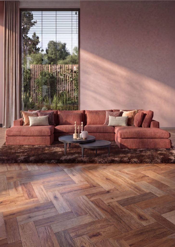 Room108 Annabelle hoekbank met longchair en ottomane in stof Crisp Burgundy 034 in een warm en sfeervol interieur.