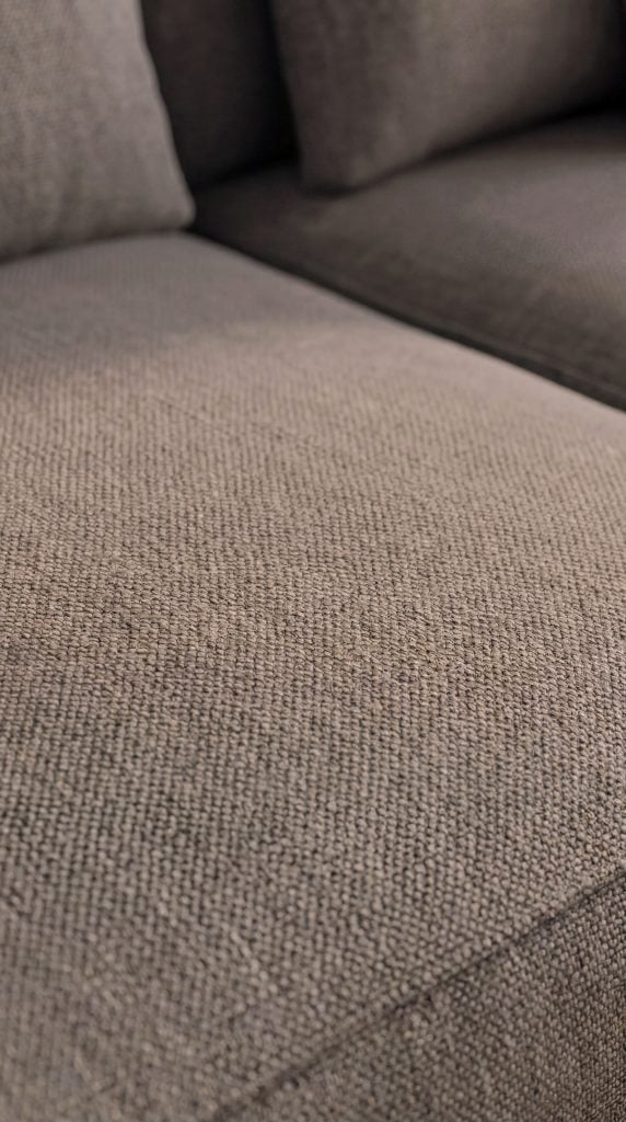 Room108 Annabelle hoekbank met longchair en ottomane in stof Crisp Liver 010 in een warm en sfeervol interieur.