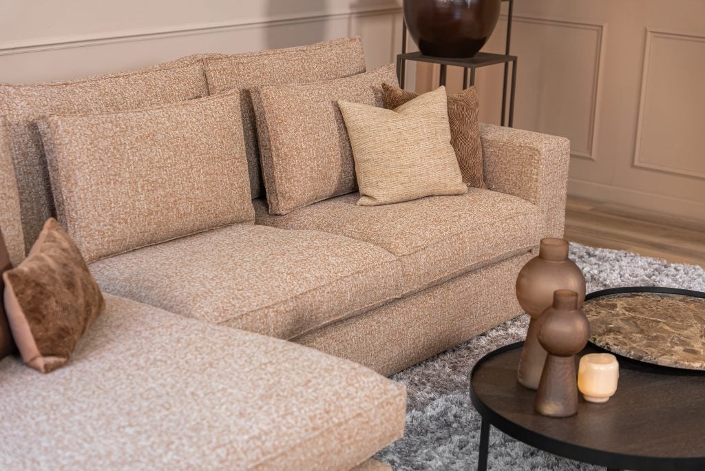 Hoekbank Annabelle van Room108 met longchair in een warme kleur