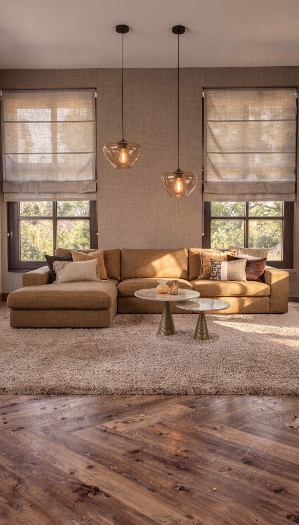Hoekbank Victoria in een caramel kleur stof in een knusse woonkamer.